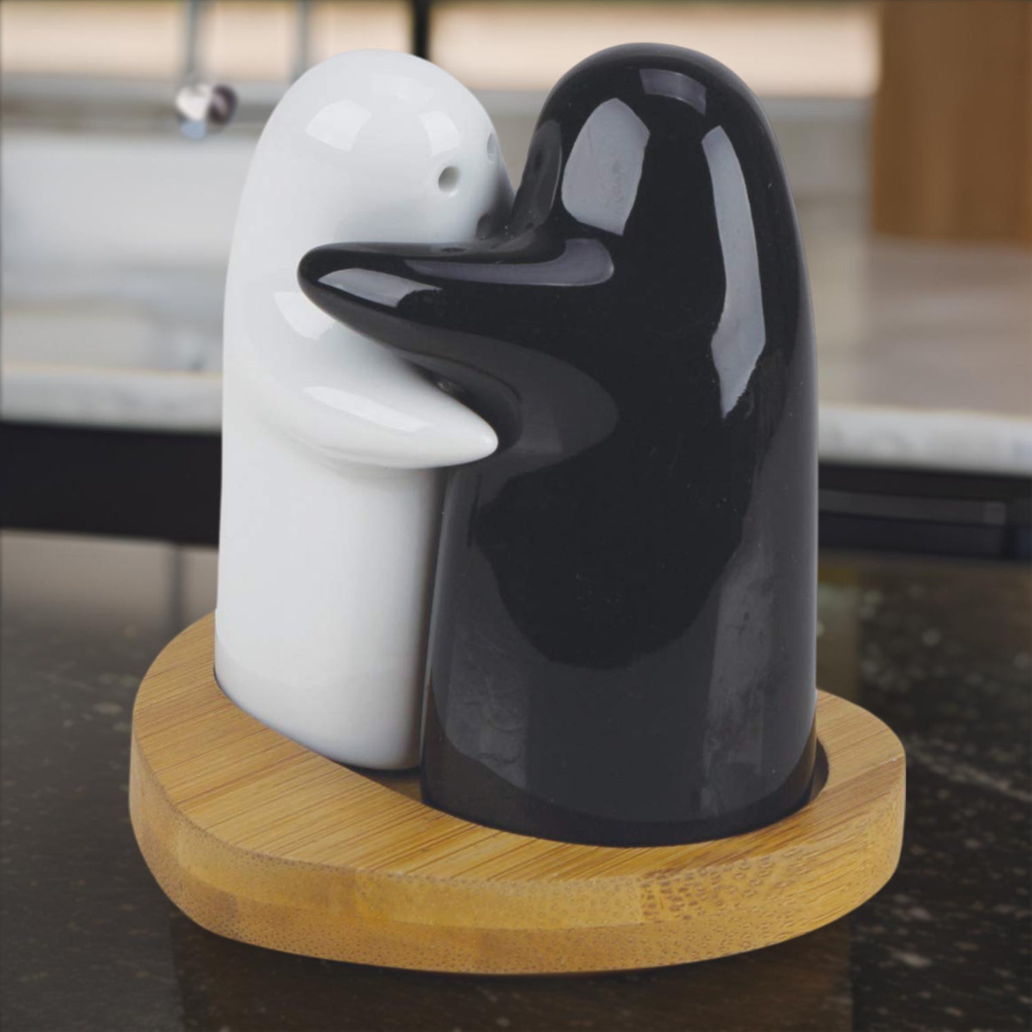 Ceramic Salt And Pepper Seasoning And Spice Shakers Cute (2 Pcs Set) Ceramic Salt And Pepper Seasoning And Spice Shakers Cute (2 Pcs Set)
